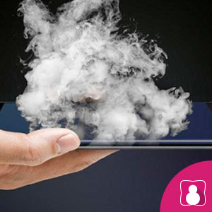 Smartphone qui émet de la fumée